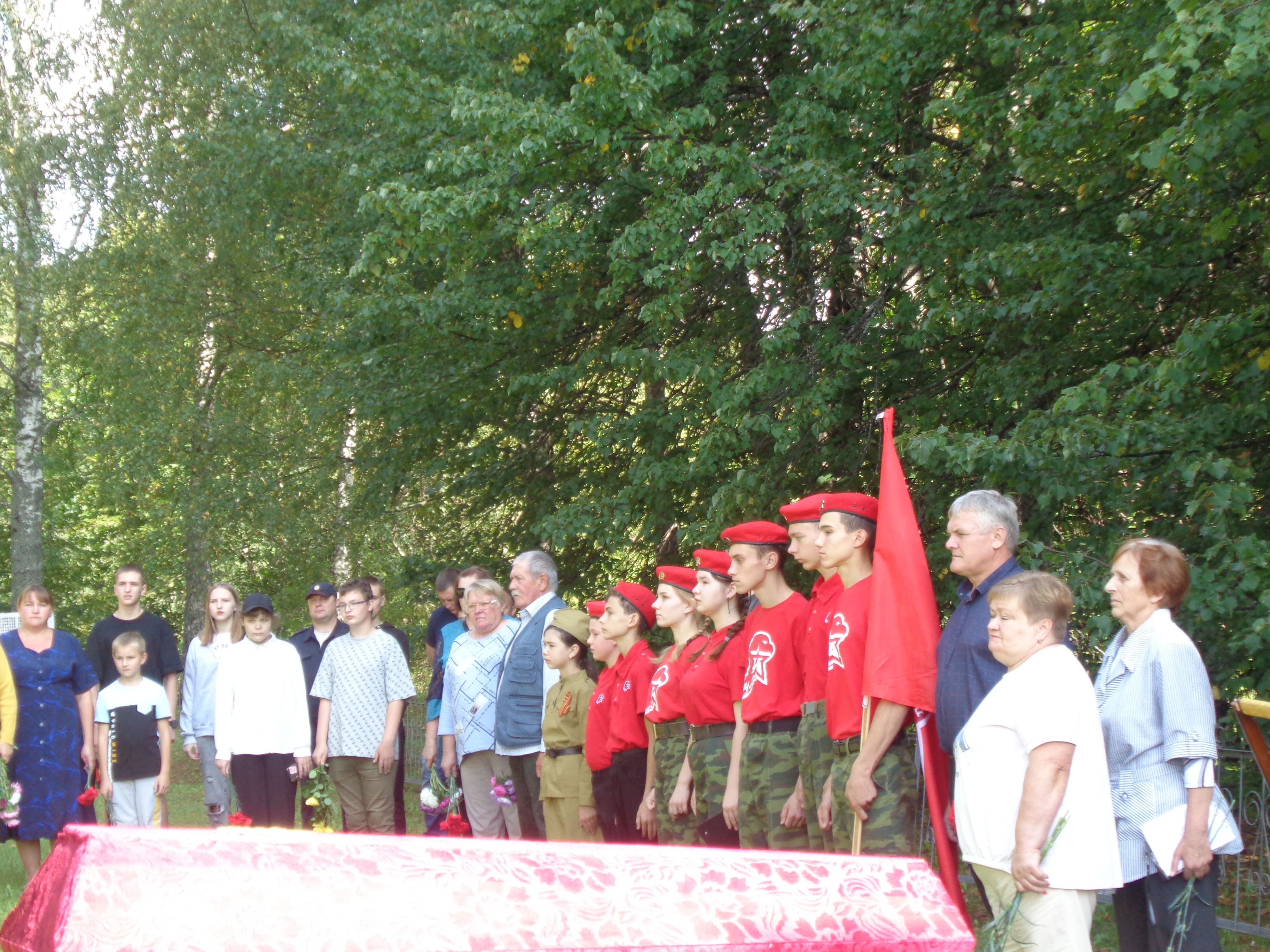 Торжественно-траурное захоронение останков воинов.